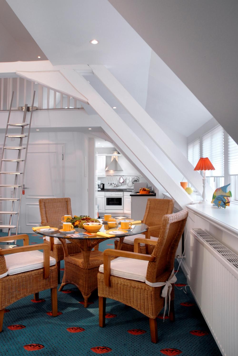 Strahlender Landhausstil Wohnzimmer Landhaus in Weiss