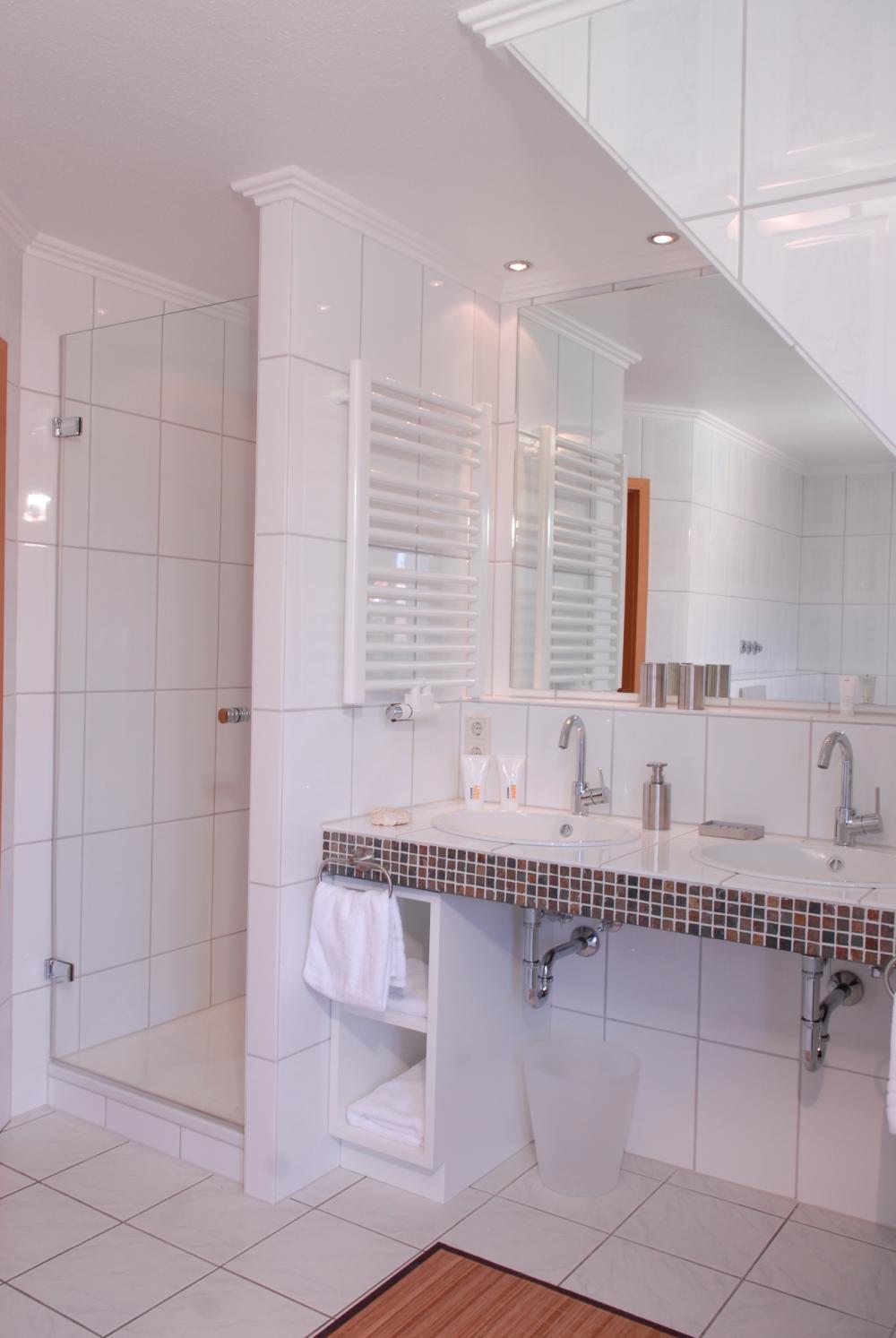 Farbige Mosaikmischung Bad Modern in Weiss